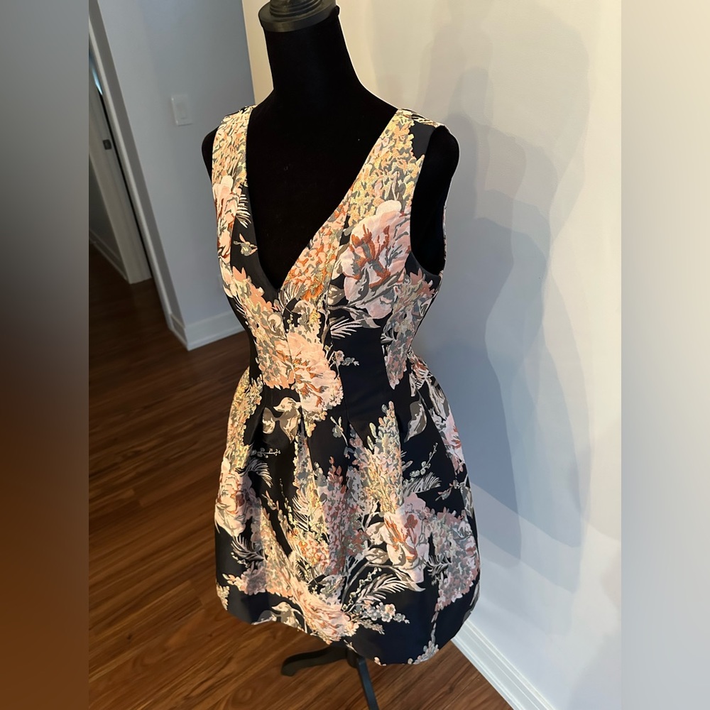 Vince Camuto dress size 4. Hits mid-thigh, I’m 5’9’’ ****HAS POCKETS